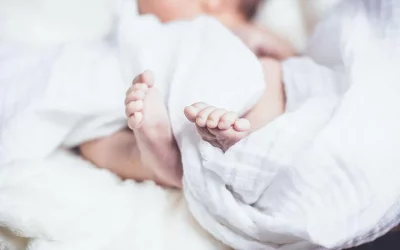 Emmaillotage de bébé : bonne ou mauvaise idée ?